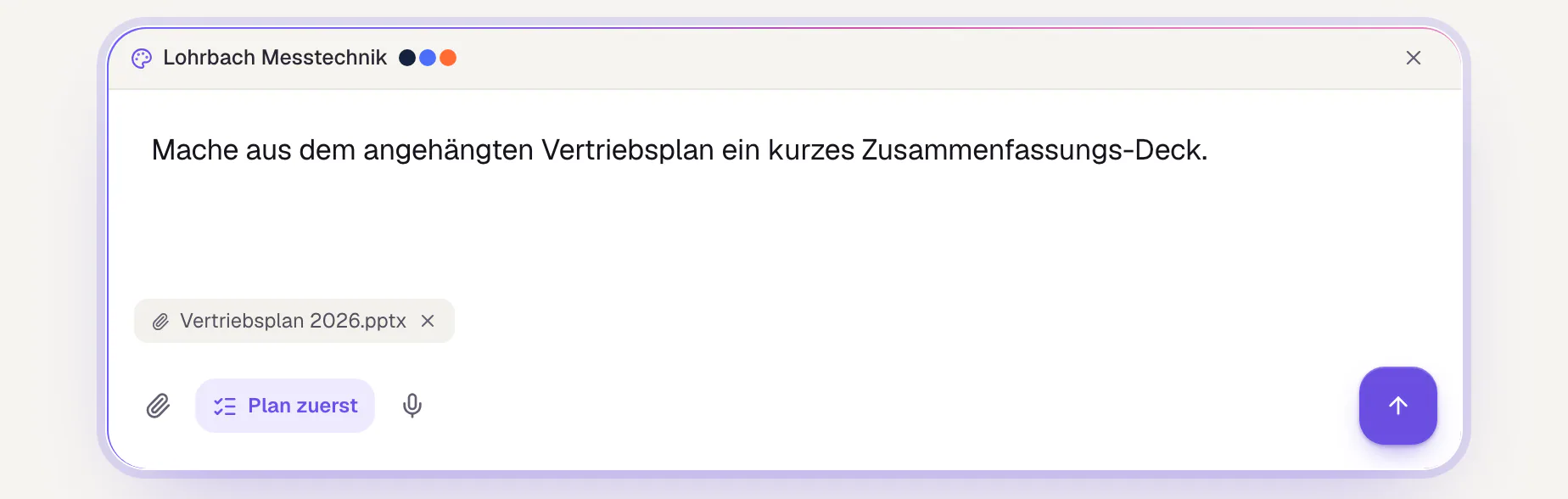 Das Eingabefeld der Bibliothek mit einer angehängten Datei: Unter dem Text steht ein Chip mit dem Dateinamen und einem Kreuz zum Entfernen; darunter links die Büroklammer „Dateien anhängen“.