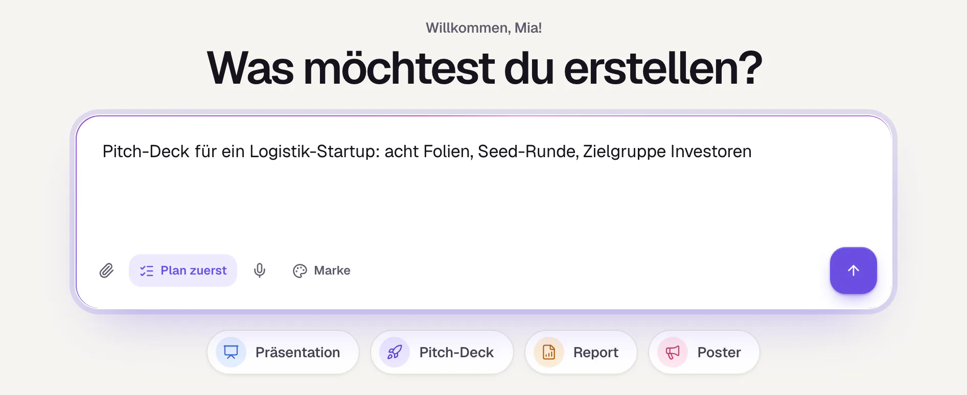 Die Startseite von Slaide (Bibliothek): Überschrift „Was möchtest du erstellen?“, darunter das Eingabefeld mit einem Beispielauftrag, Büroklammer, Plan-zuerst-Schalter, Marke und Generieren-Knopf, darunter die vier Schnellstarts.