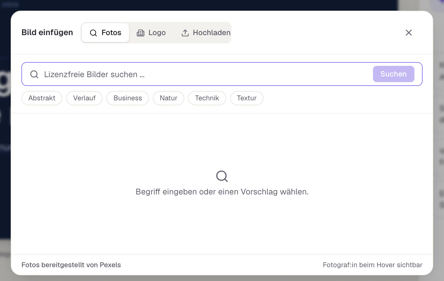 Das Fenster „Bild einfügen“ nach einem Klick auf Medien: oben die Reiter Fotos, Logo und Hochladen, darunter ein Suchfeld für lizenzfreie Bilder mit sechs Vorschlägen (Abstrakt, Verlauf, Business, Natur, Technik, Textur) und der Hinweis, einen Begriff einzugeben.